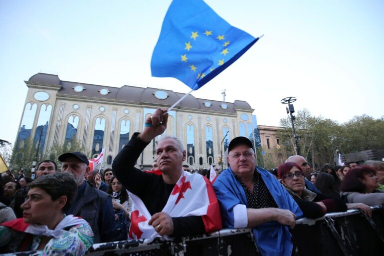 Mit EU- und Georgien-Flagge: Menschen protestieren in Tiflis gegen das umstrittene Gesetz.