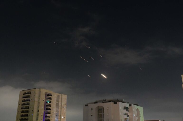 Flammen über Tel Aviv: Israels Luftabwehrsystem fing am Wochenende Raketen und Drohnen aus dem Iran ab.