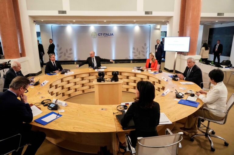 Die Außenministerinnen und Außenminister der G7 sowie der EU-Außenbeauftragte bei einer Gesprächsrunde auf Capri, vorne rechts Annalena Baerbock.