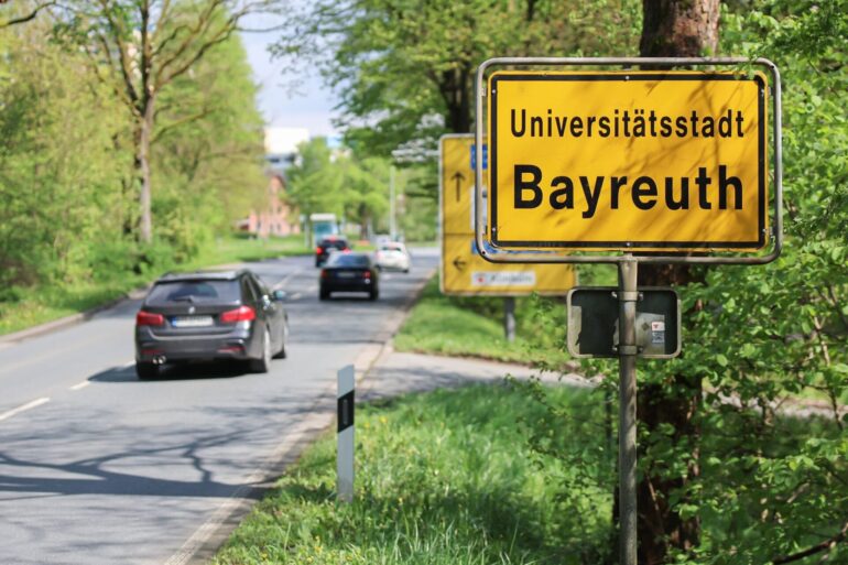 Die Polizei hat im bayerischen Bayreuth zwei Männer festgenommen, die für Russland spioniert und mögliche Anschlagsziele in Deutschland ausgekundschaftet haben sollen.