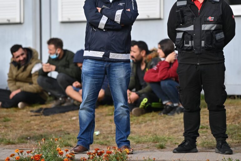 Wachpersonal steht vor der Zentralen Erstaufnahmeeinrichtung für Asylbewerber (ZABH) des Landes Brandenburg in Eisenhüttenstadt.