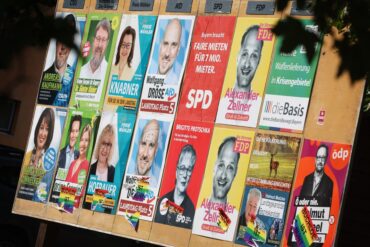 Wahlplakate verschiedener Parteien für eine Landtagswahl.