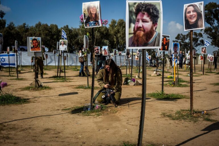 Überlebende und Angehörige der Opfer auf dem Gelände des Musikfestivals Supernova, dem Ort des brutalen Terrorangriffs der Hamas vom 7. Oktober 2023.