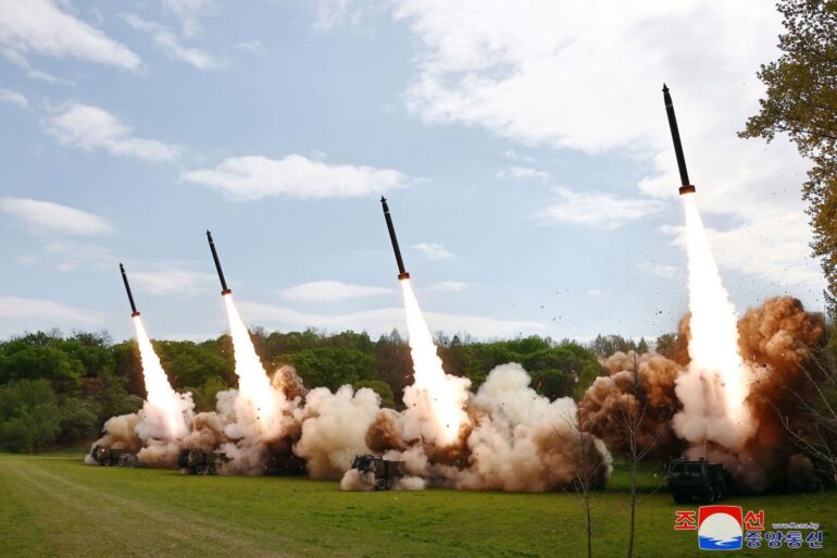 Die von der staatlichen nordkoreanischen Nachrichtenagentur ur Verfügung gestellte Aufnahme sollen eine Raketenübung an einem nicht genannten Ort zeigen.