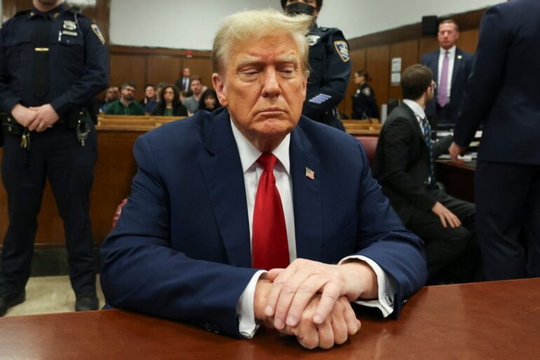 Donald Trump will im November erneut zum Präsidenten gewählt werden. Doch derzeit sitzt er bei seinem eigenen Strafprozess im Zusammenhang mit Schweigegeldzahlungen an einen Pornostar.
