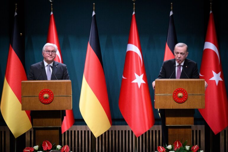 Bundespräsident Frank-Walter Steinmeier (l) und der türkische Präsident Recep Tayyip Erdogan äußern sich bei einer Pressekonferenz nach ihrem Gespräch im Präsidialpalast.