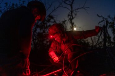 Der Ukraine fehlen Waffen und Munition. Die USA helfen: «In den nächsten Stunden» werde man damit beginnen, Ausrüstung für die Flugabwehr, Artillerie, Raketensysteme und gepanzerte Fahrzeuge zu schicken.