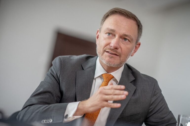 Finanzminister Christian Lindner will Grund- und Kinderfreibetrag rückwirkend anheben.
