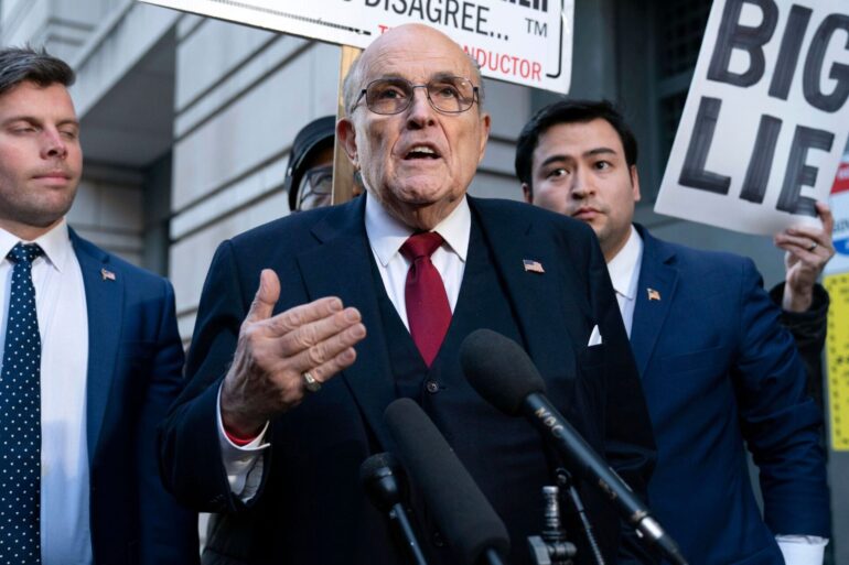 Donald Trumps Ex-Anwalt Rudy Giuliani muss sich unter anderem wegen Verschwörung und Betrug vor Gericht verantworten.