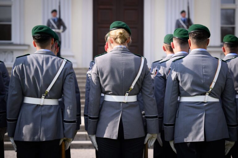 Soldaten der Ehrenformation der Bundeswehr vorm Schloss Bellevue. Künftig findet in Deutschland jeweils am 15. Juni der Nationale Veteranentag statt.