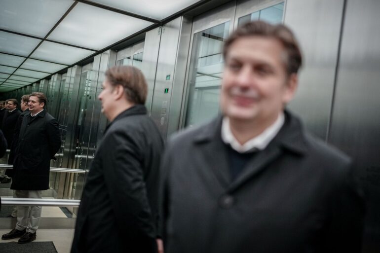 Ein Mitarbeiter des AfD-Abgeordneten Maximilian Krah steht unter dem Verdacht der Spionage für China, trotzdem halten Chrupalla und Weidel an ihrem Spitzenkandidaten für die Europawahl fest.