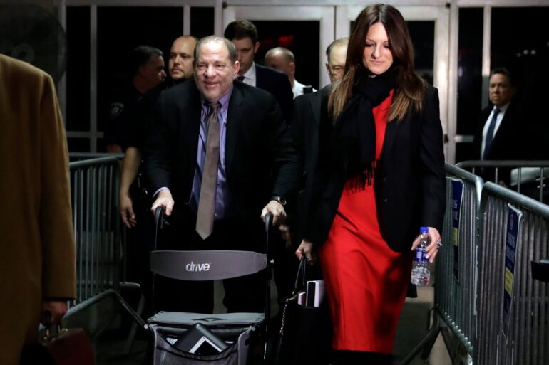 Harvey Weinstein (Mitte l), Filmproduzent aus den USA, verlässt 2020 den Gerichtssaal.