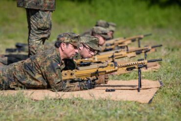 Die Bundeswehr sollte mehr Geld bekommen - einer Umfrage zufolge findet das die Mehrheit der Deutschen.