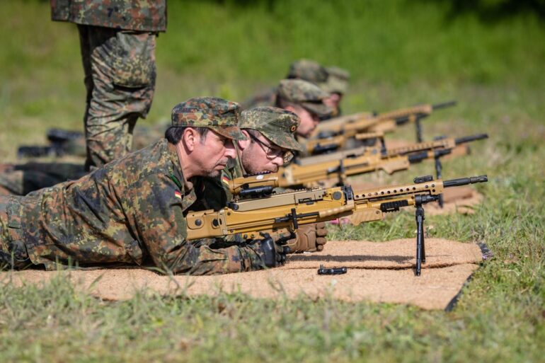 Die Bundeswehr sollte mehr Geld bekommen - einer Umfrage zufolge findet das die Mehrheit der Deutschen.
