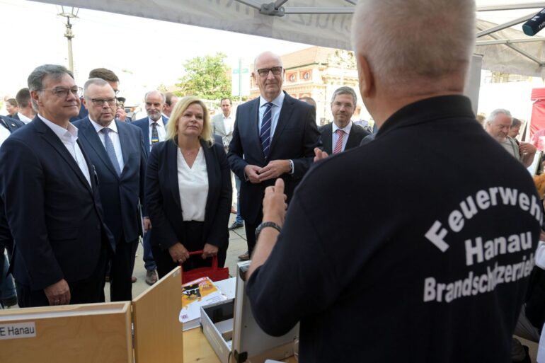 Bundesinnenministerin Nancy Faeser (l.) informiert sich am Stand der Feuerwehr Hanau während ihres Besuchs beim «Tag des Bevölkerungsschutzes» in Potsdam.