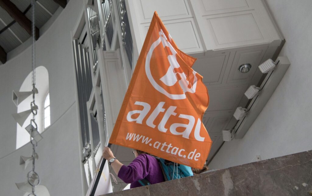 Im Jahr 2014 hatte das Finanzamt Frankfurt/Main dem Attac-Trägerverein die Gemeinnützigkeit aberkannt, weil das Netzwerk zu politisch sei.