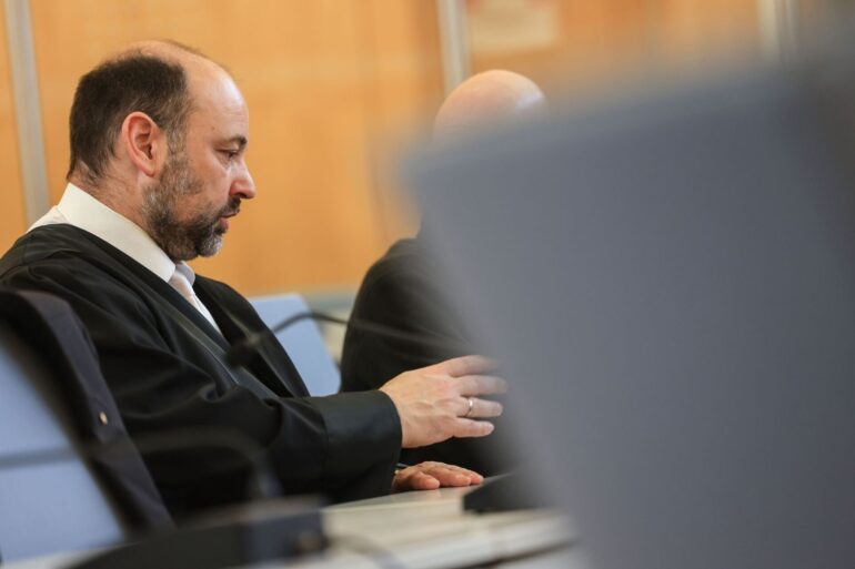 Der Angeklagte (r.) im Gerichtssaal neben seinem Anwalt.