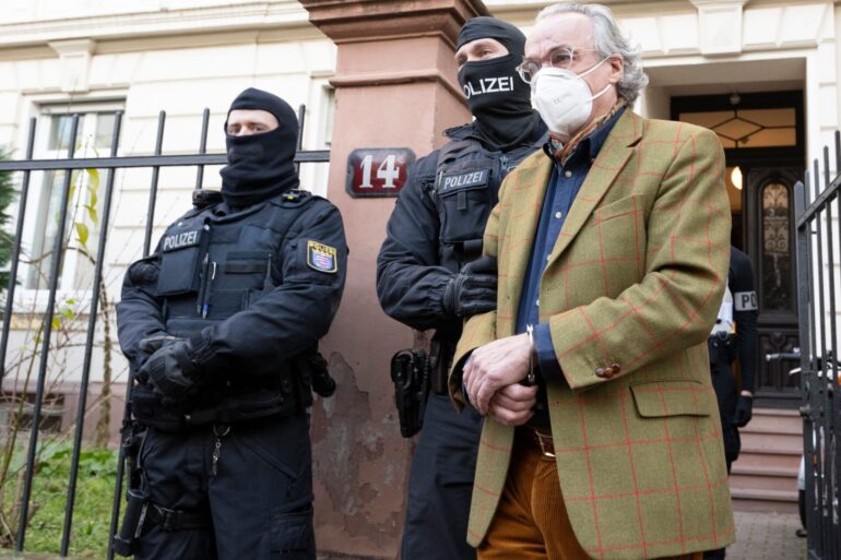 Bei einer Razzia im Dezember 2022 gegen sogenannte «Reichsbürger» wurde auch Heinrich XIII. Prinz Reuß (r) abgeführt.