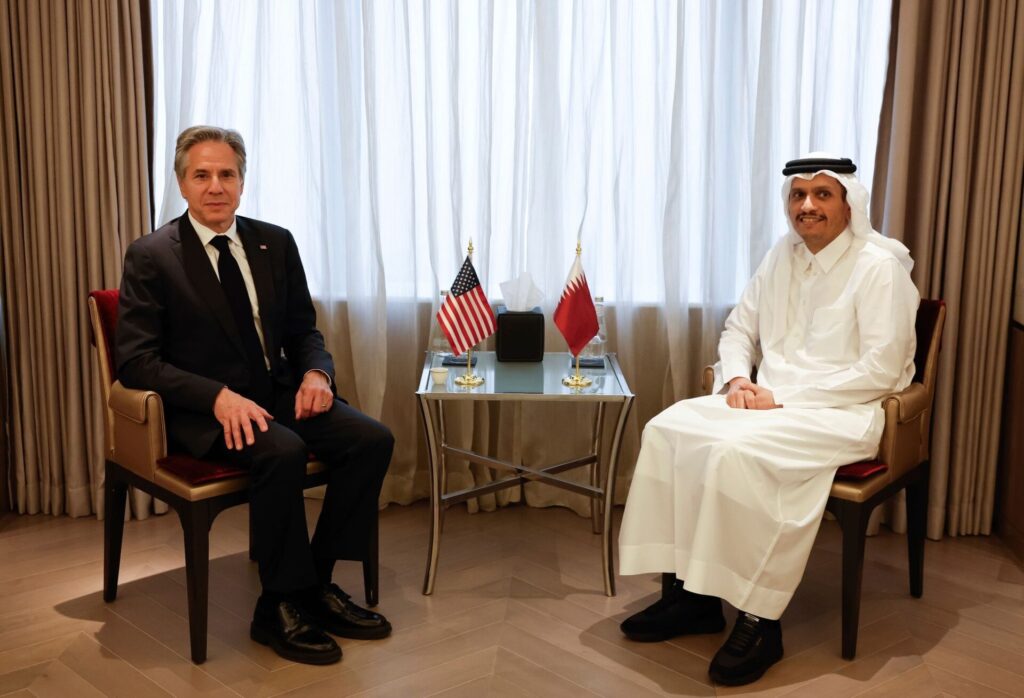 US-Außenminister Antony Blinken (l.) trifft sich mit Katars Premierminister und Außenminister Mohammed bin Abdulrahman bin Jassim Al Thani in Riad.
