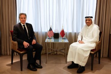 US-Außenminister Antony Blinken (l.) trifft sich mit Katars Premierminister und Außenminister Mohammed bin Abdulrahman bin Jassim Al Thani in Riad.