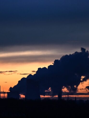 Die Sonne ist hinter dem Braunkohlekraftwerk Niederaußem in NRW untergegangen.