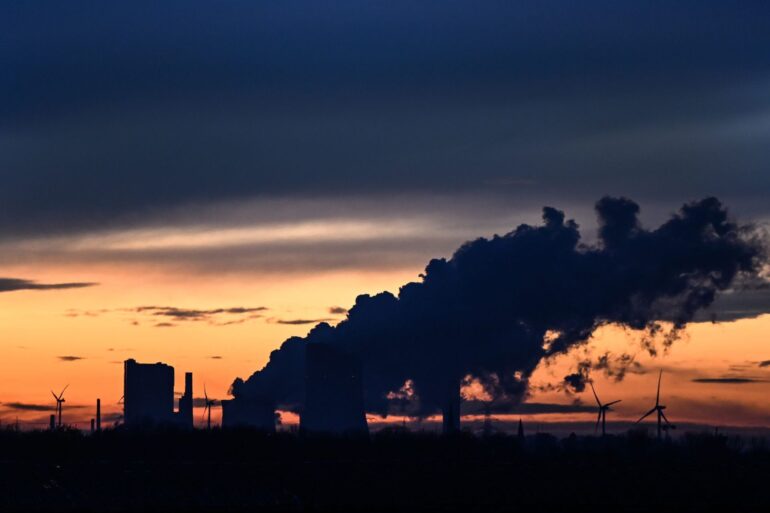 Die Sonne ist hinter dem Braunkohlekraftwerk Niederaußem in NRW untergegangen.