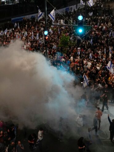 Angehörige und Unterstützer der israelischen Geiseln fordern bei einer Demonstration in Tel Aviv ihre Freilassung.