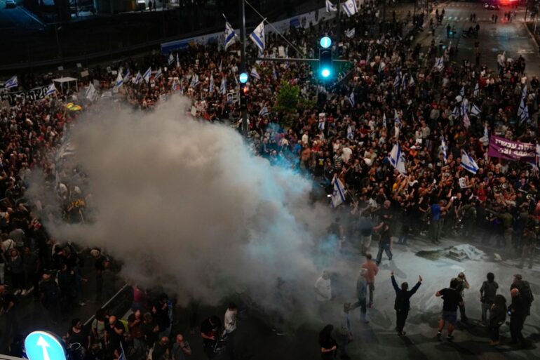 Angehörige und Unterstützer der israelischen Geiseln fordern bei einer Demonstration in Tel Aviv ihre Freilassung.