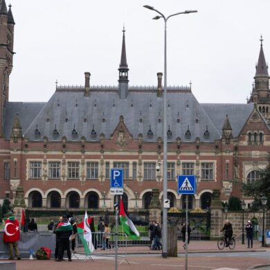 Pro-palästinensische (l) und pro-israelische Demonstranten (r) protestieren vor dem Obersten Gerichtshof der Vereinten Nationen (Archivbild).
