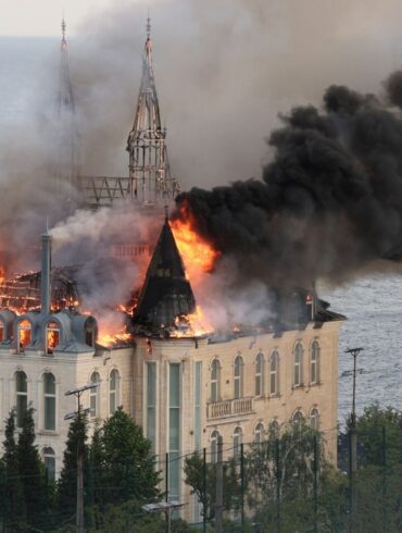 Ein Gebäude der Rechtsakademie von Odessa brennt nach einem russischen Raketenangriff.