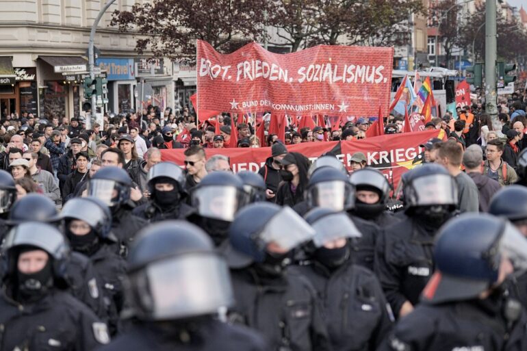 Ein Demonstrationszug am 1. Mai 2023: In diesem Jahr rechnet die Polizei mit aggressiven Demonstranten sowie Angriffen mit Flaschen- und Steinwürfen.