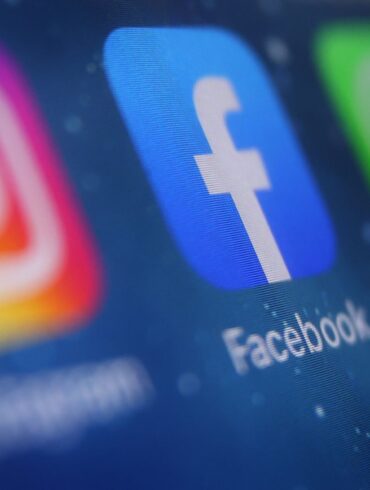 Die Meta-Apps Facebook und Instagram auf einem Smartphone.