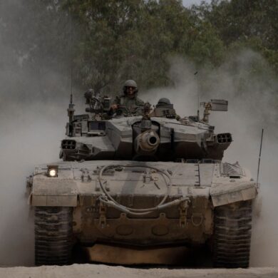 Israelische Soldaten auf einem Panzer nahe der Grenze zwischen Israel und Gaza.