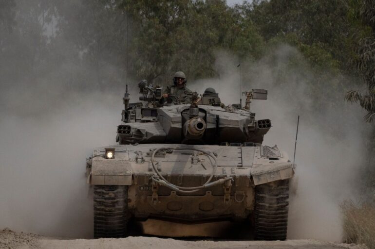 Israelische Soldaten auf einem Panzer nahe der Grenze zwischen Israel und Gaza.