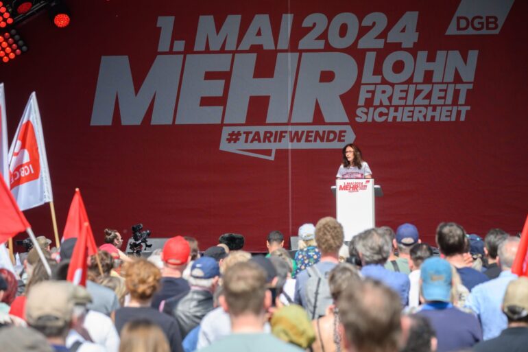 Die DGB-Vorsitzende Yasmin Fahimi spricht bei der zentralen Kundgebung des Gewerkschaftsbundes in Hannover.