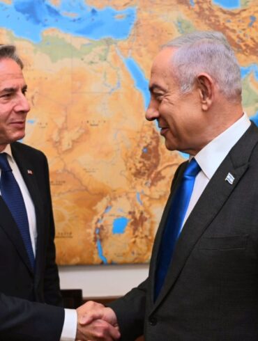 Ministerpräsident Benjamin Netanjahu empfängt US-Außenminister Antony Blinken (l) in Jerusalem.