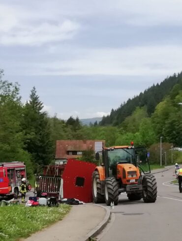 Unfall mit Maiwagen: Rettungskräfte neben dem umgestürzten Maiwagen in Kandern.