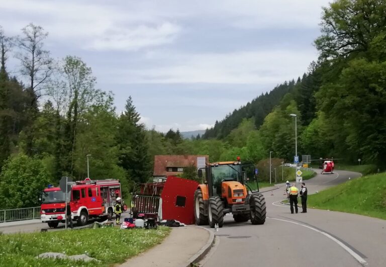 Unfall mit Maiwagen: Rettungskräfte neben dem umgestürzten Maiwagen in Kandern.