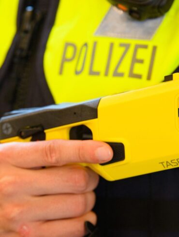 In Landstuhl wird ein möglicher Zusammenhang zwischen dem Einsatz der Elektroschockpistole und dem Tod eines Mannes untersucht. (Symbolbild)