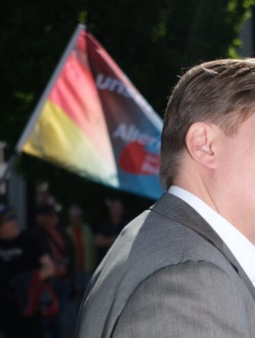 Maximilian Krah ist erstmals nach Bekanntwerden des Spionagefalls bei seinem Mitarbeiter wieder öffentlich aufgetreten. Hier bei einer AfD-Kundgebung in Chemnitz.
