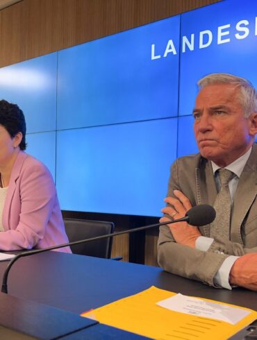 Der baden-württembergische Innenminister Thomas Strobl (r) und Landesjustizministerin Marion Gentges informieren über den Schlag gegen ein Netzwerk an Telefonbetrügern.
