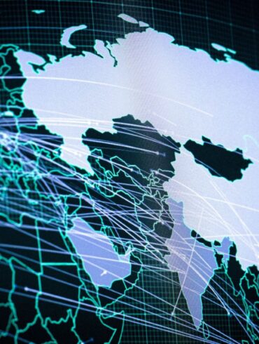Bei Annalena Baerbocks Besuch im Australischen Zentrum für Cyber-Zusammenarbeit wird eine Karte gezeigt, auf der u.a. Russland hervorgehoben ist.