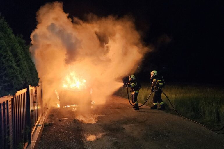 Das Auto eines Mitglieds der Zeugen Jehovas in der Gemeinde Premstätten im südlichen Bundesland Steiermark steht in Flammen.
