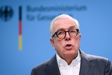 Ärztepräsident Klaus Reinhardt fordert eine stärkere Steuerung der Patientinnen und Patienten bei Behandlungen in Praxen und Kliniken.