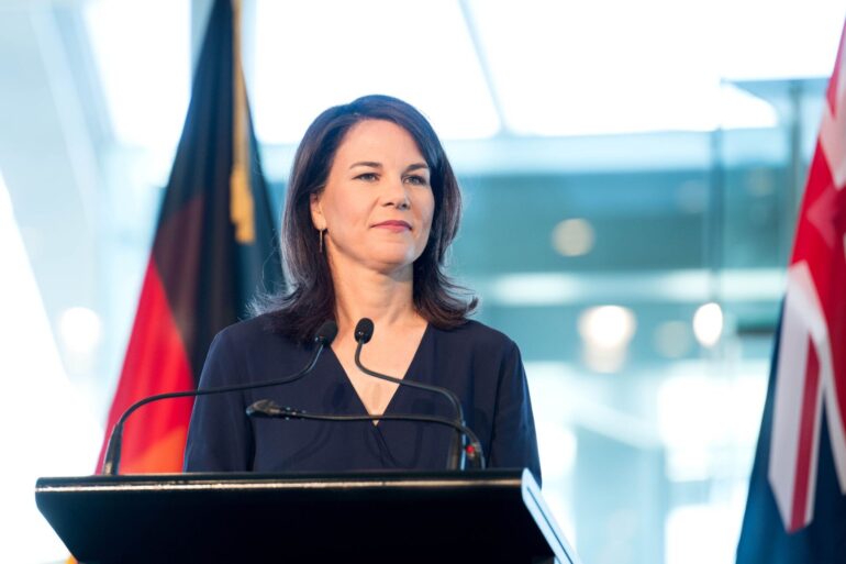 Annalena Baerbock bei einem Pressestatement im Auckland Museum.