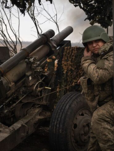 Ukrainische Soldaten der 71. Jägerbrigade feuern eine Haubitze M101 auf russische Stellungen an der Frontlinie ab.