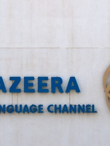 Der Schriftzug und das Logo des arabischen Nachrichtensenders Al-Dschasira sind auf dem Gelände des Unternehmens zu sehen.