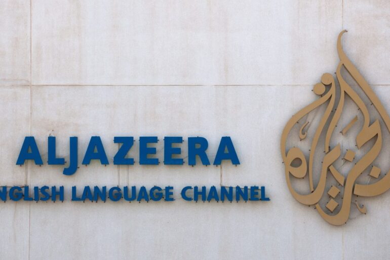 Der Schriftzug und das Logo des arabischen Nachrichtensenders Al-Dschasira sind auf dem Gelände des Unternehmens zu sehen.