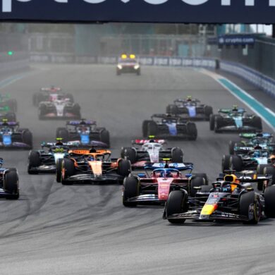 Fahrer lenken ihre Autos während des Formel-Eins-Grand-Prix von Miami in Miami Gardens.