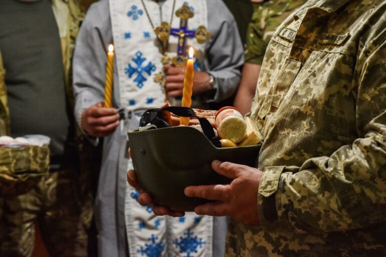 Die Ukrainer feiern das orthodoxe Osterfest, und die Soldaten der ukrainischen Streitkräfte halten sich auch an der Front an die nationalen Traditionen.